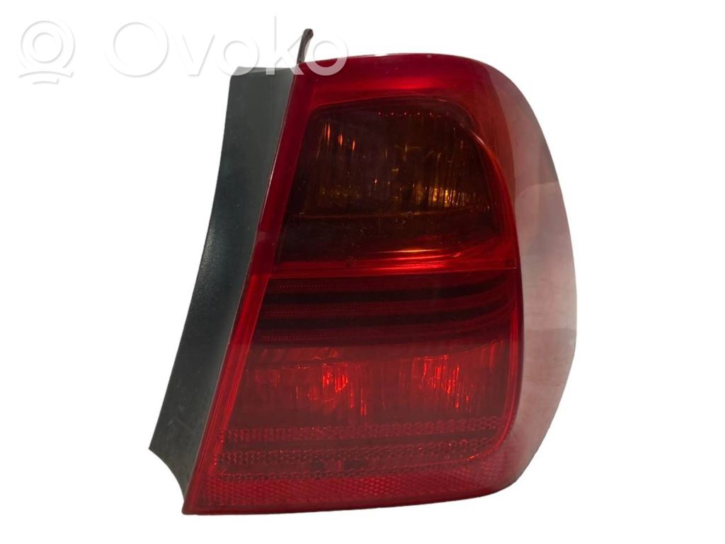 Aizmugurējais lukturis virsbūvē