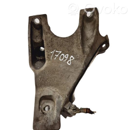 Engine mounting bracket