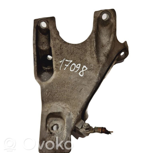 Engine mounting bracket