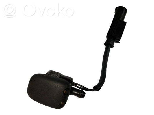 Mazgāšanas šķidruma smidzinātājs (-i) priekšējam logam