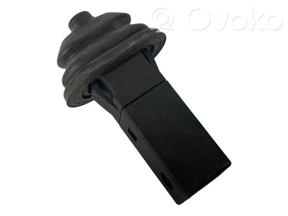 Degvielas tvertnes atvēršanas slēdzis