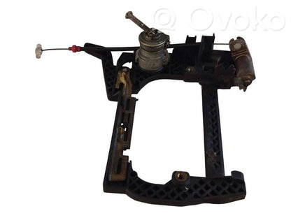 Priekšpusē turētājs / kronšteins ārējam atvēršanas rokturim