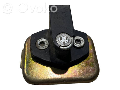 Priekšpusē slēdzenes cilpa