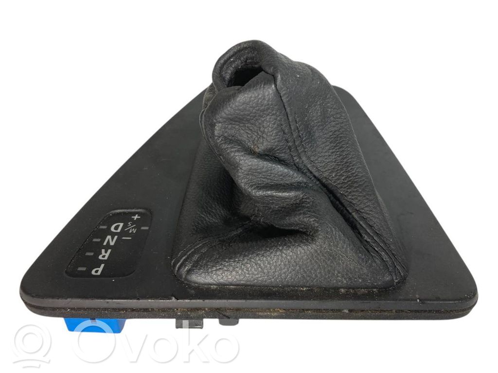 Ātrumu pārslēgšanas sviras dekoratīvā apdare (plastmasas)