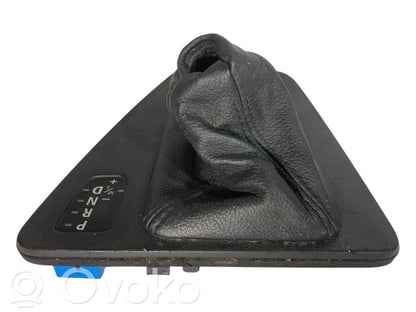 Ātrumu pārslēgšanas sviras dekoratīvā apdare (plastmasas)