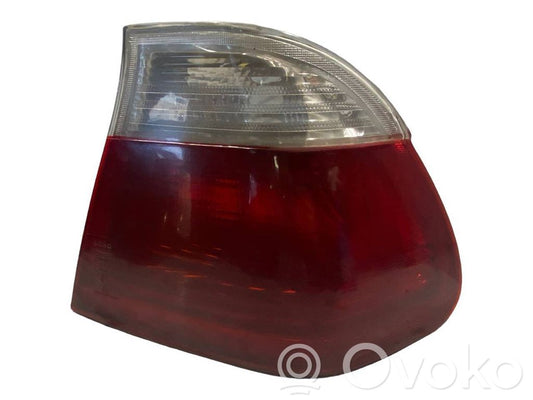 Задний фонарь в кузове