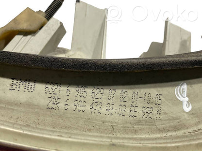 Aizmugurējais lukturis virsbūvē