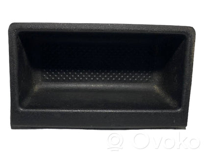 Отсек для хранения вещей в центральной консоли