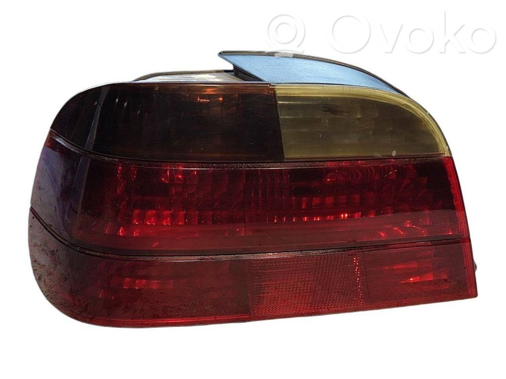 Задний фонарь в кузове