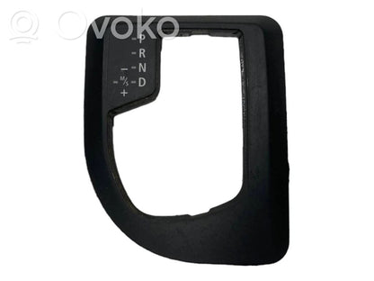 Ātrumu pārslēgšanas sviras dekoratīvā apdare (plastmasas)