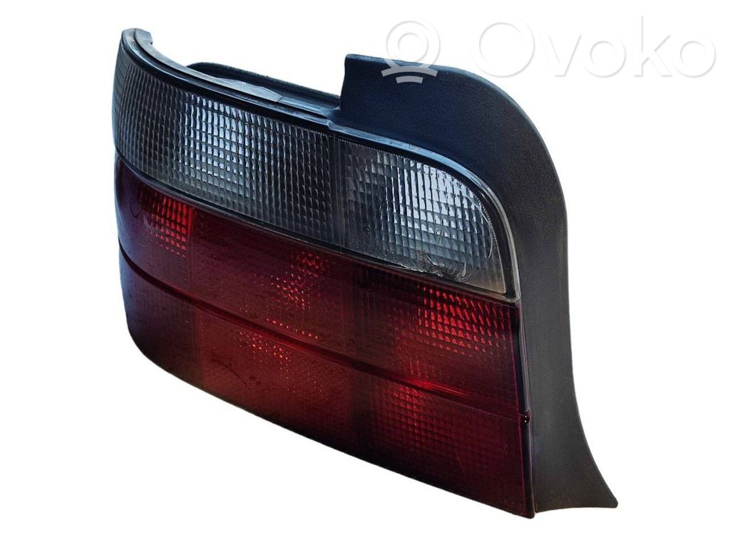 Задний фонарь в кузове