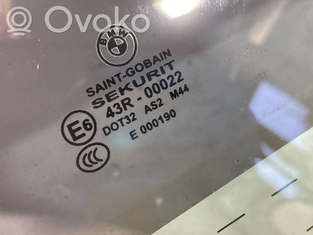 Aizmugurējais virsbūves sānu stikls