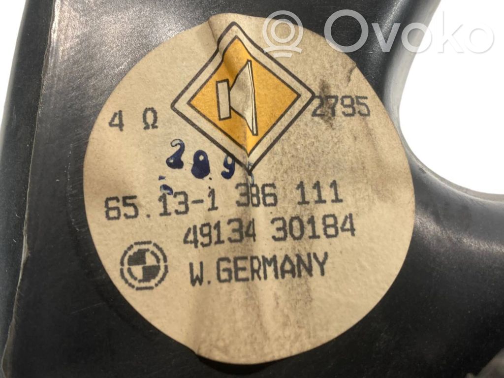 Skaļrunis (-i) aizmugurējā palodzē