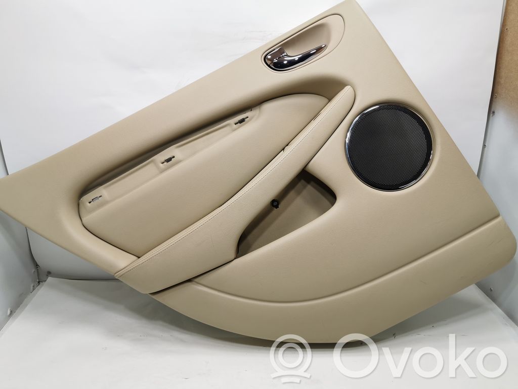 Apšuvums aizmugurējām durvīm