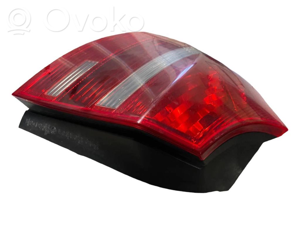 Aizmugurējais lukturis virsbūvē