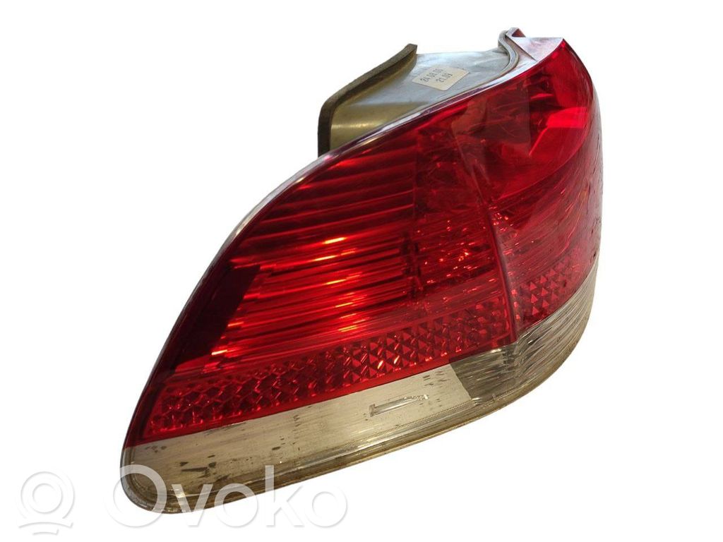 Aizmugurējais lukturis virsbūvē