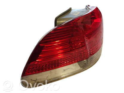 Aizmugurējais lukturis virsbūvē