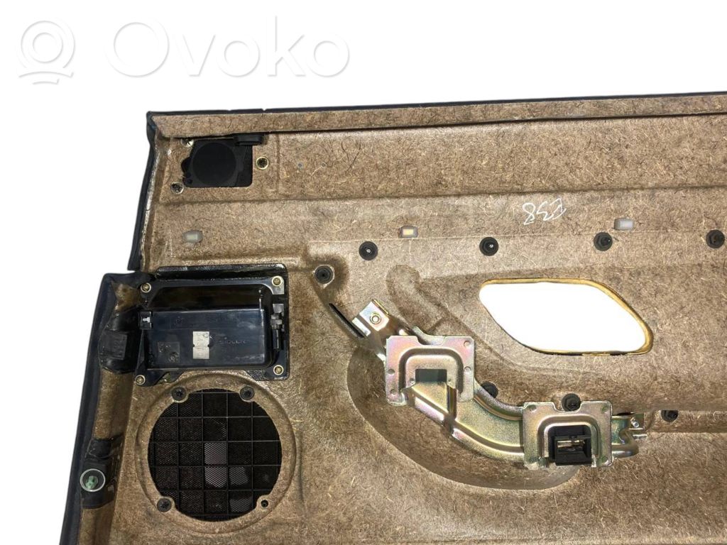 Apšuvums aizmugurējām durvīm