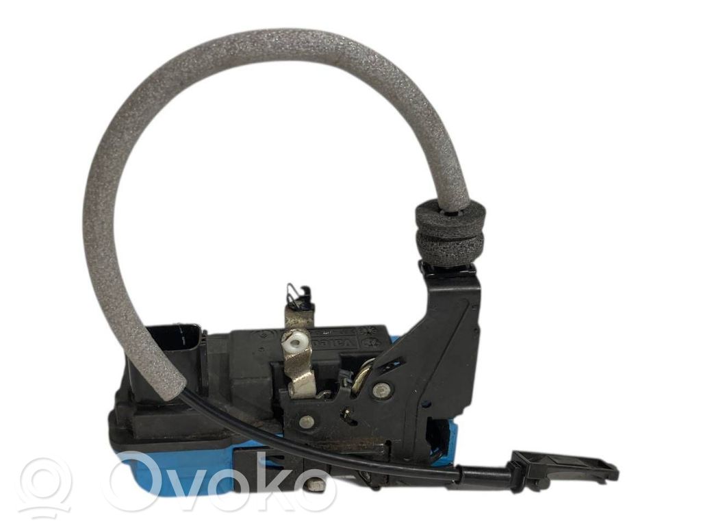 Priekšpusē slēdzene