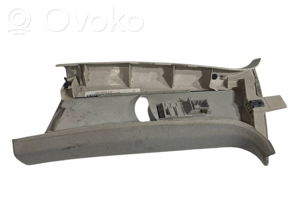 (B) statņa dekoratīvā apdare (augšdaļa)