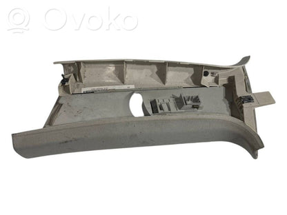 (B) statņa dekoratīvā apdare (augšdaļa)