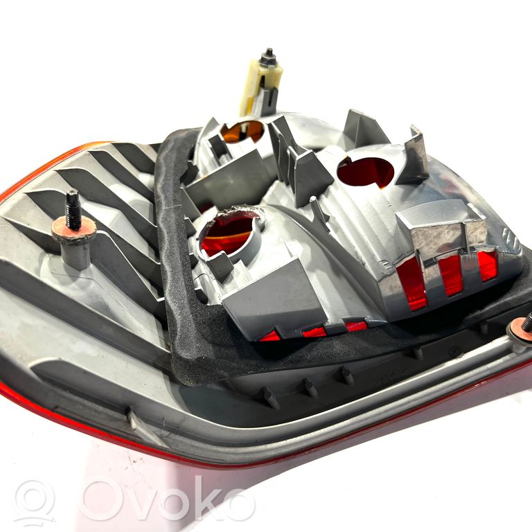 Aizmugurējais lukturis virsbūvē