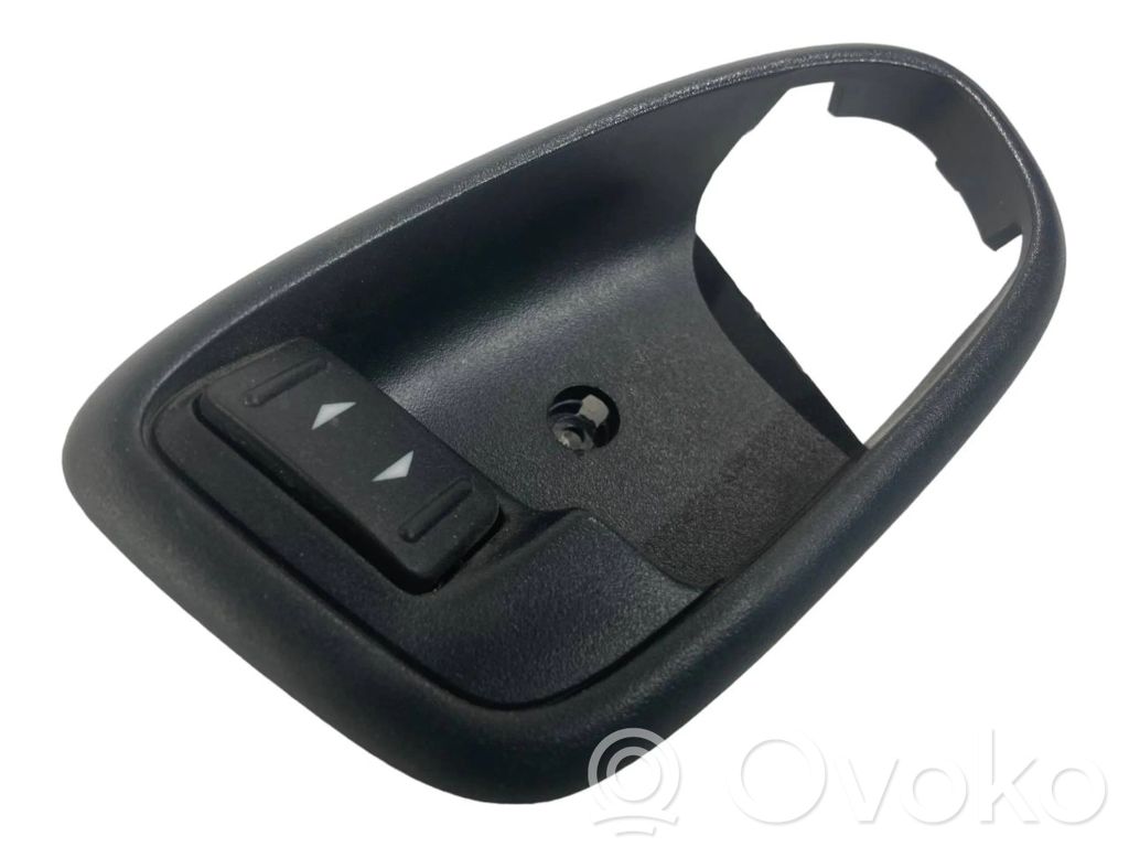 Priekšpusē durvju roktura vāciņš