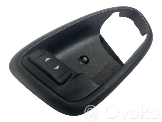 Priekšpusē durvju roktura vāciņš