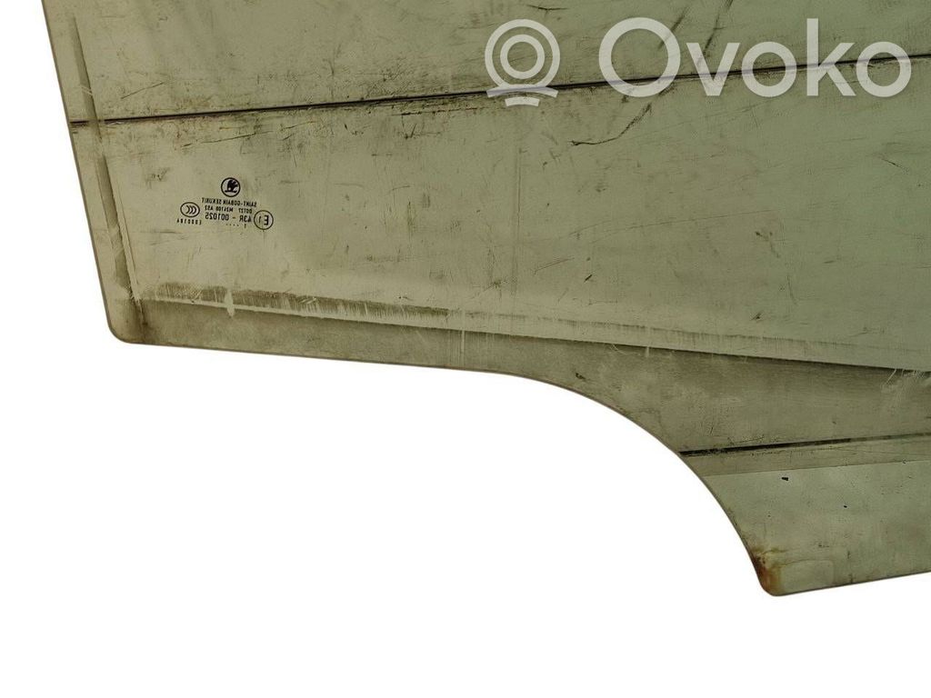 priekšējo durvju stikls (četrdurvju mašīnai)