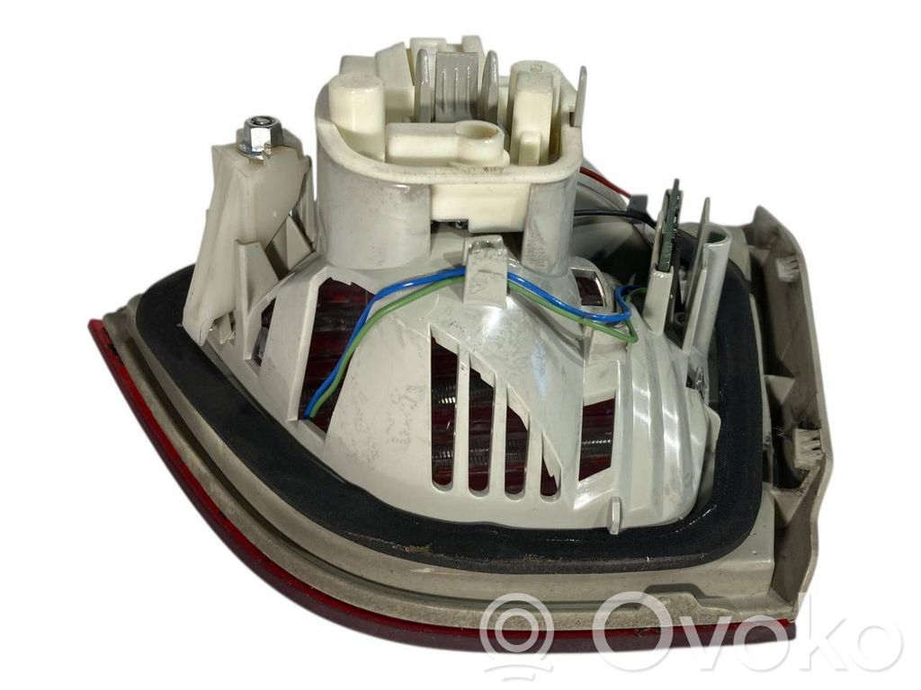 Aizmugurējais lukturis pārsegā