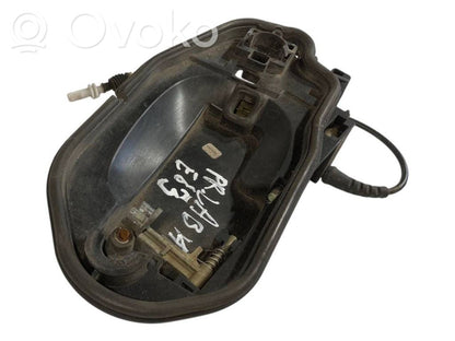 Priekšpusē turētājs / kronšteins ārējam atvēršanas rokturim