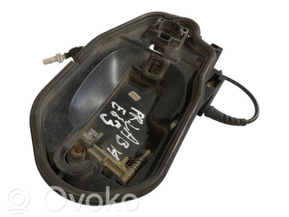 Priekšpusē turētājs / kronšteins ārējam atvēršanas rokturim