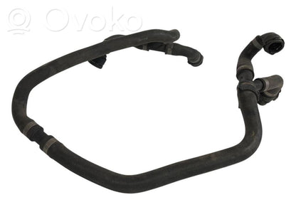 Caurulīte (-es) / šļūtene (-es)