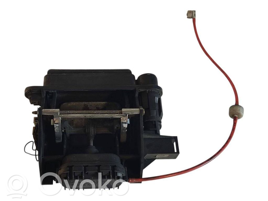 Aizvēršanas rokturis (aizmugurējā pārsega)