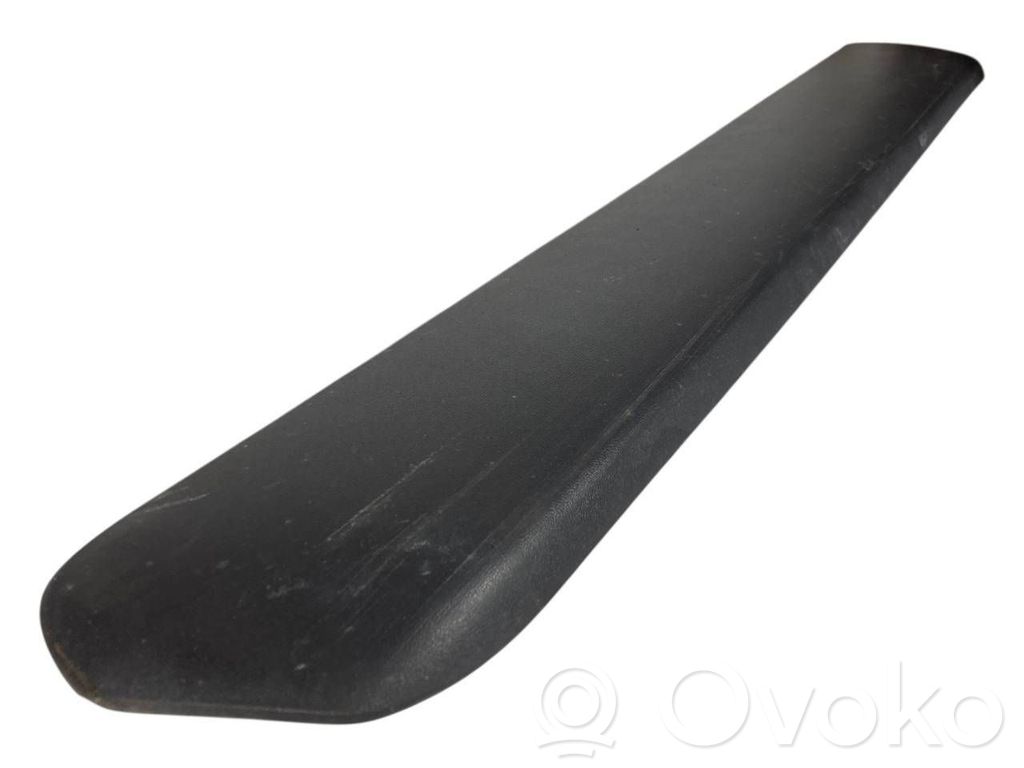 Priekšpusē durvju dekoratīvā apdare (moldings)