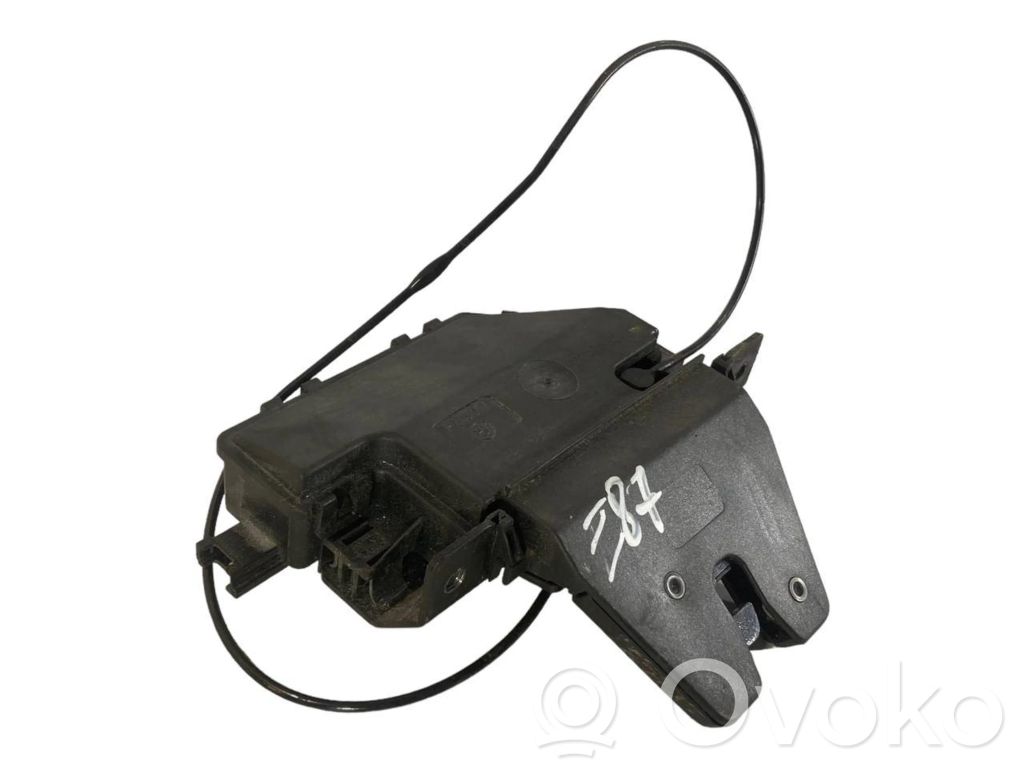 Aizmugurējā pārsega slēdzene