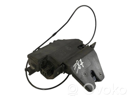 Aizmugurējā pārsega slēdzene