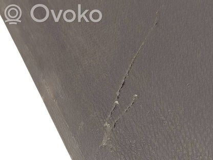 (B) statņa dekoratīvā apdare (apakšdaļa)