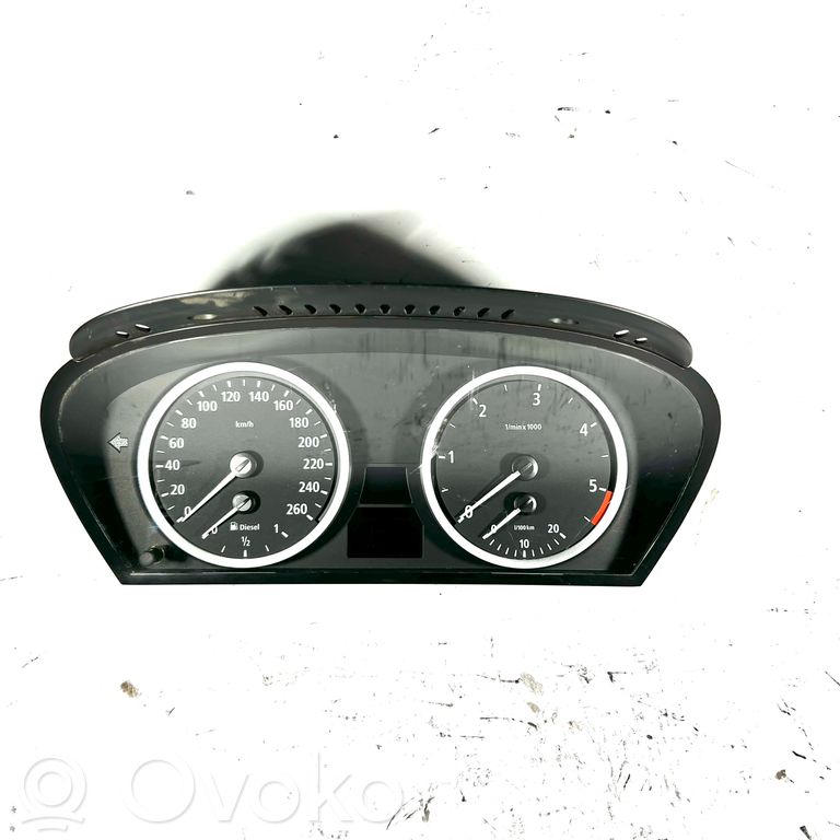 Speedometer (in the instrument panel)