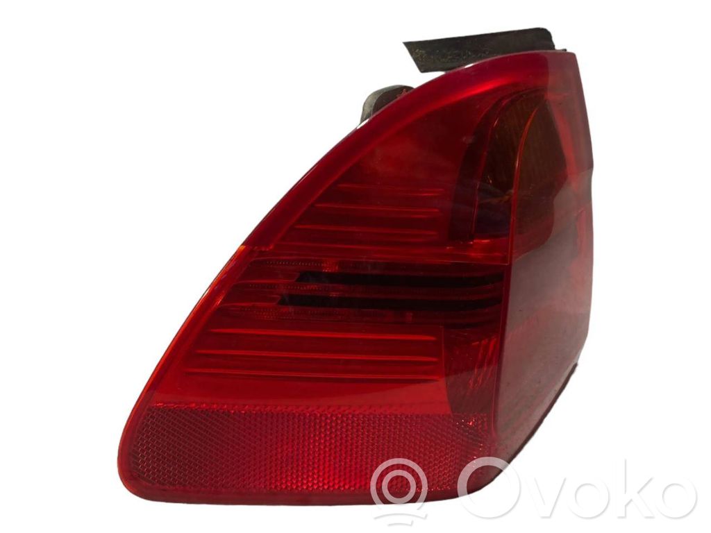 Aizmugurējais lukturis virsbūvē