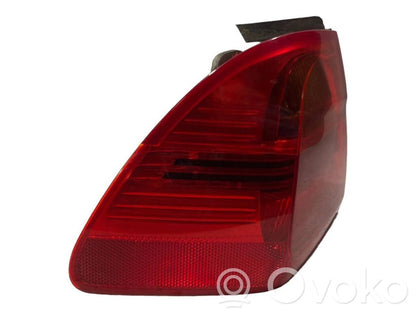 Aizmugurējais lukturis virsbūvē