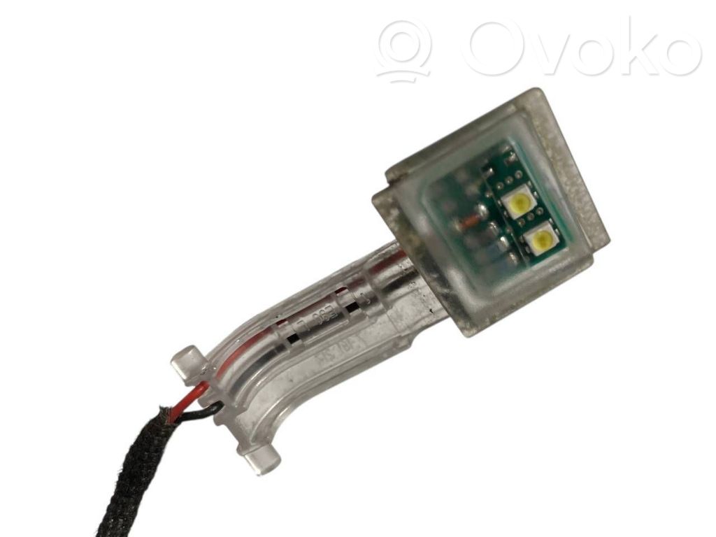 Priekšpusē durvju roktura vāciņš