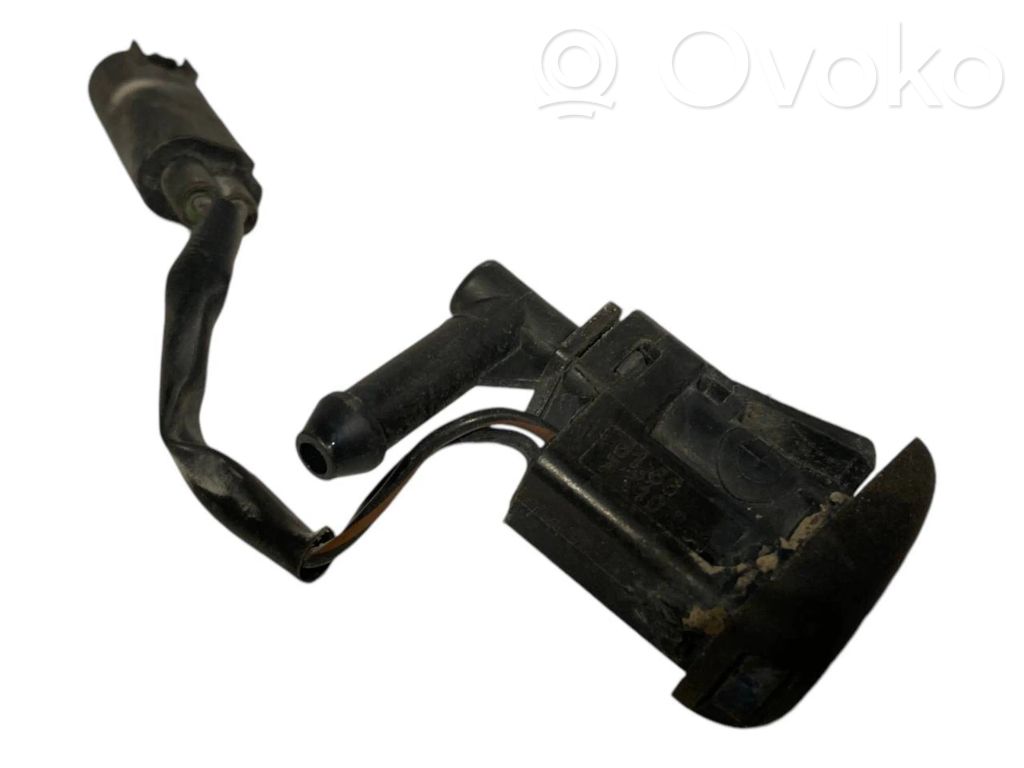 Mazgāšanas šķidruma smidzinātājs (-i) priekšējam logam