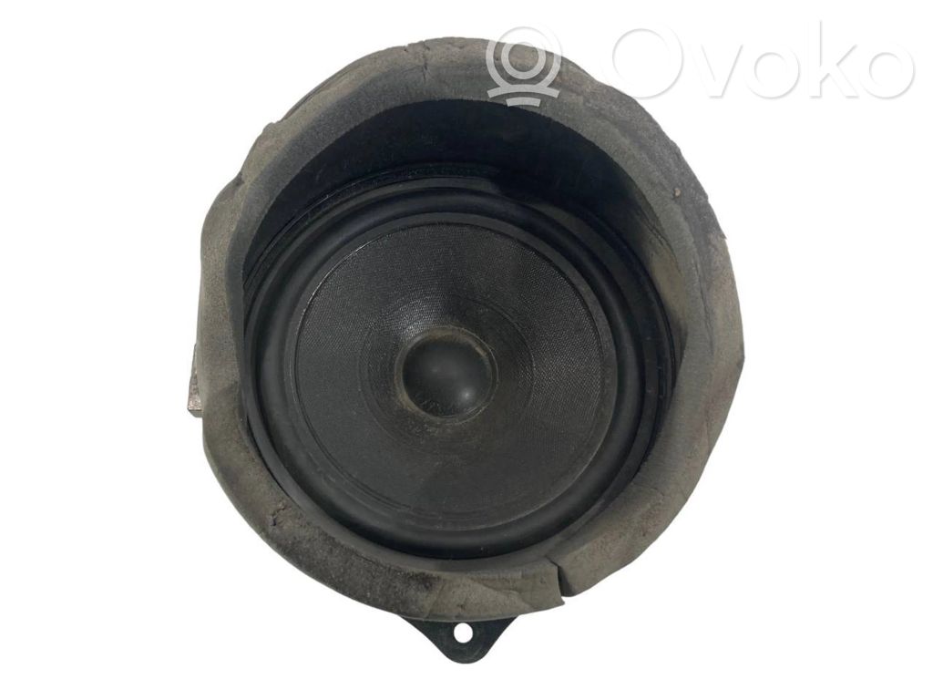 Динамик(и) в передней двери