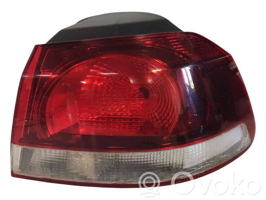 Aizmugurējais lukturis virsbūvē