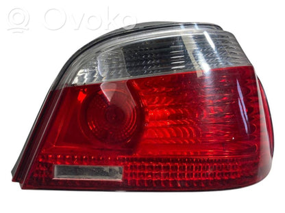 Aizmugurējais lukturis virsbūvē