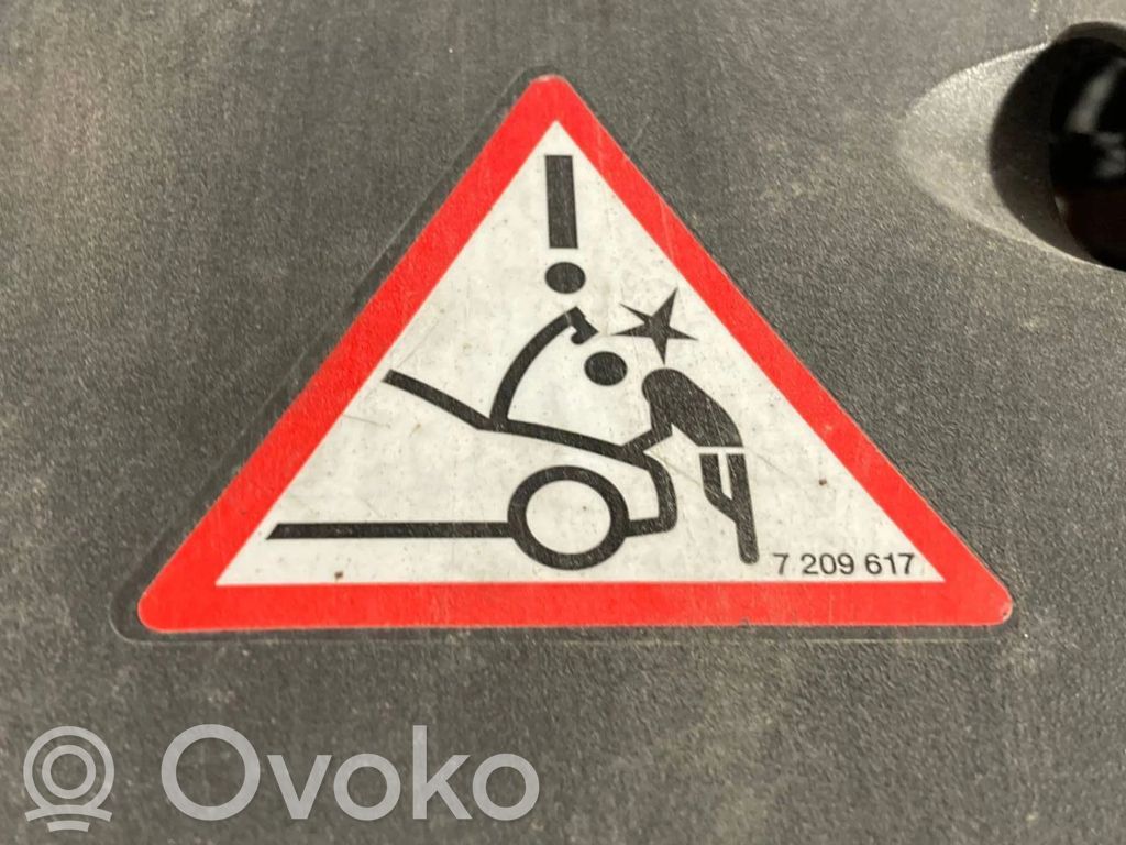 Dzinēja pārsega slēdzenes dekoratīvā apdare