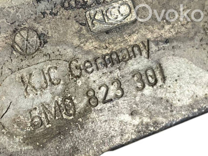 Dzinēja pārsega eņģe (-es)