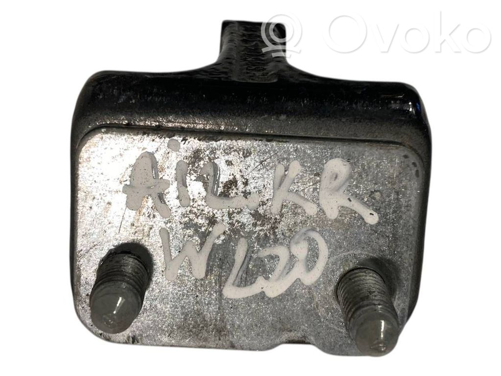 Aizmugurē apakšējā vira (eņģe)