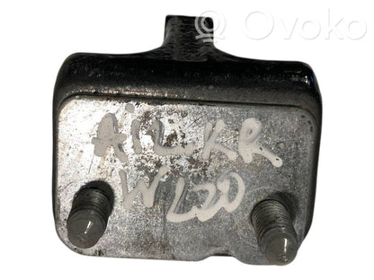 Aizmugurē apakšējā vira (eņģe)